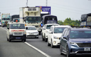 Ba cao tốc kết nối TP HCM đều quá tải